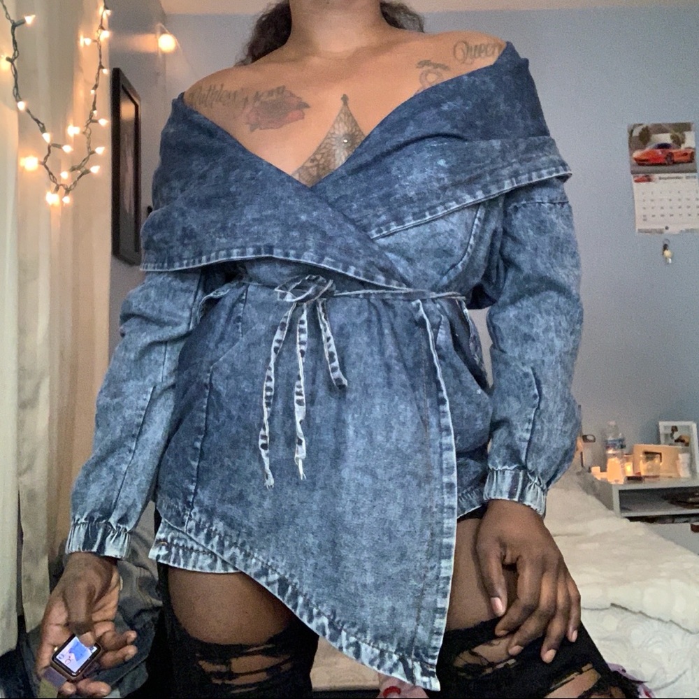 Off-Shoulder Washed Denim Wrap Jacket - Blue 🥶